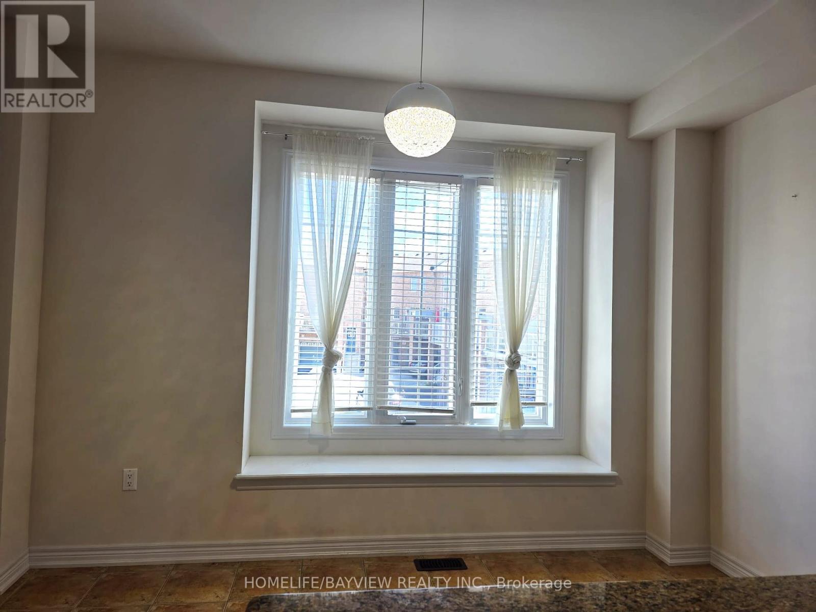 Photo 6 of 38 151 Silverwood Avenue, Richmond Hill ON