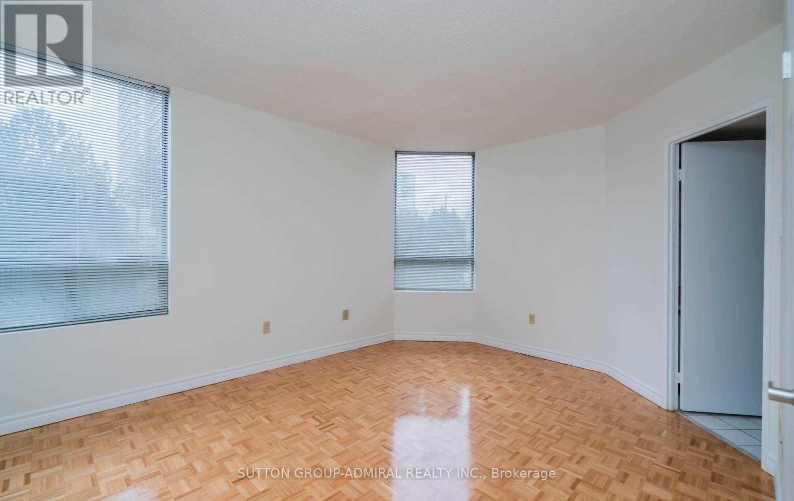 Photo 10 of 102 7460 Bathurst Street, Vaughan ON