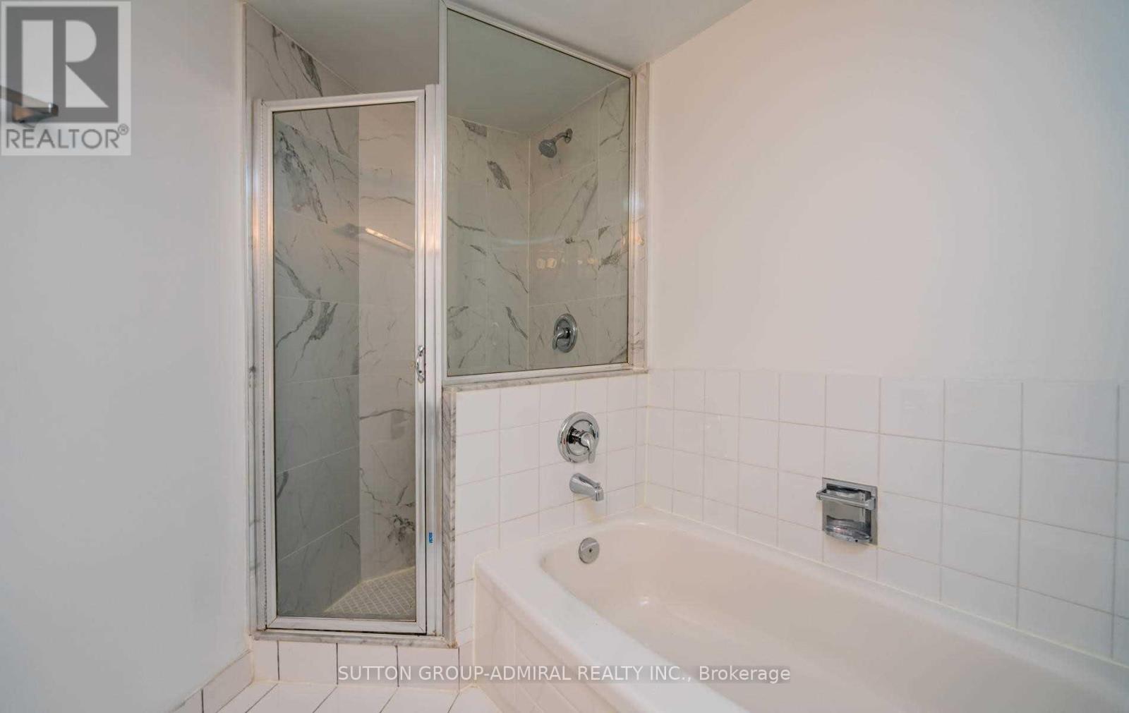Photo 12 of 102 7460 Bathurst Street, Vaughan ON