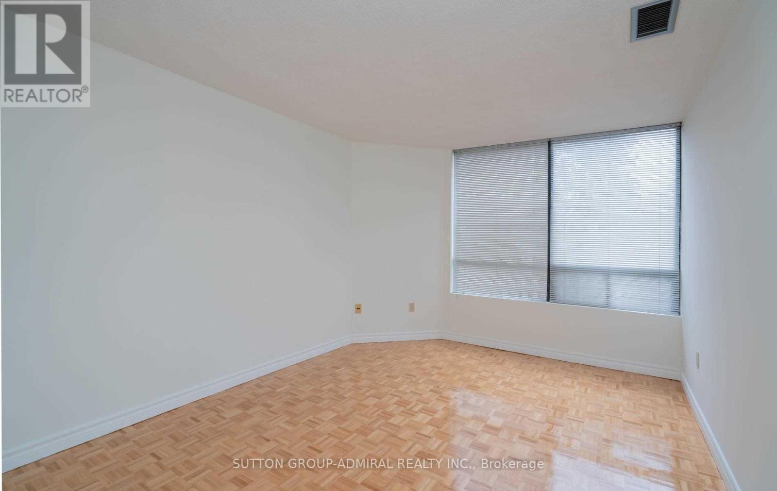 Photo 13 of 102 7460 Bathurst Street, Vaughan ON