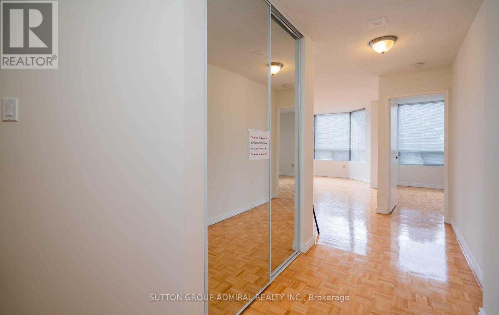 Photo 2 of 102 7460 Bathurst Street, Vaughan ON