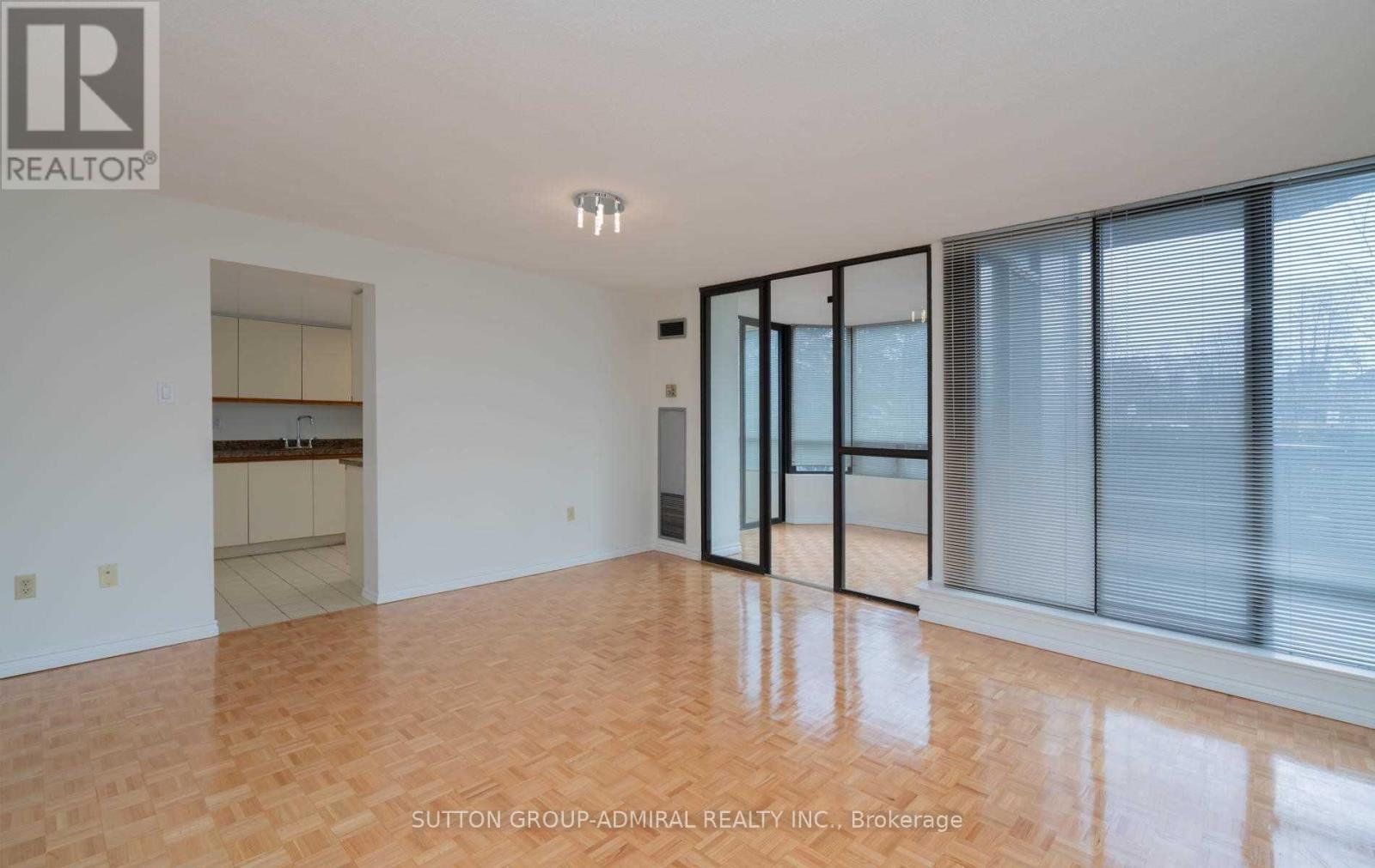 Photo 3 of 102 7460 Bathurst Street, Vaughan ON
