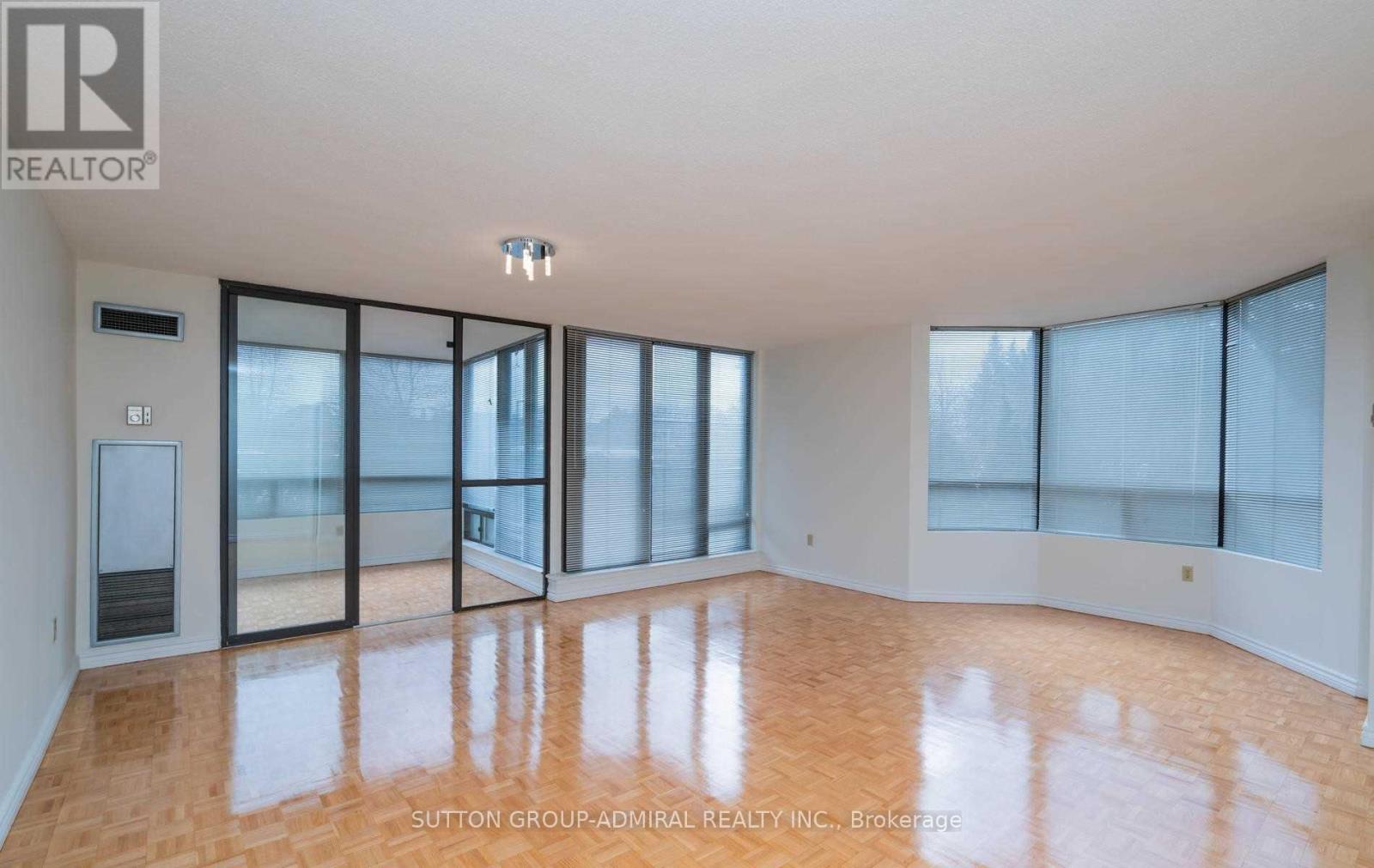 Photo 6 of 102 7460 Bathurst Street, Vaughan ON
