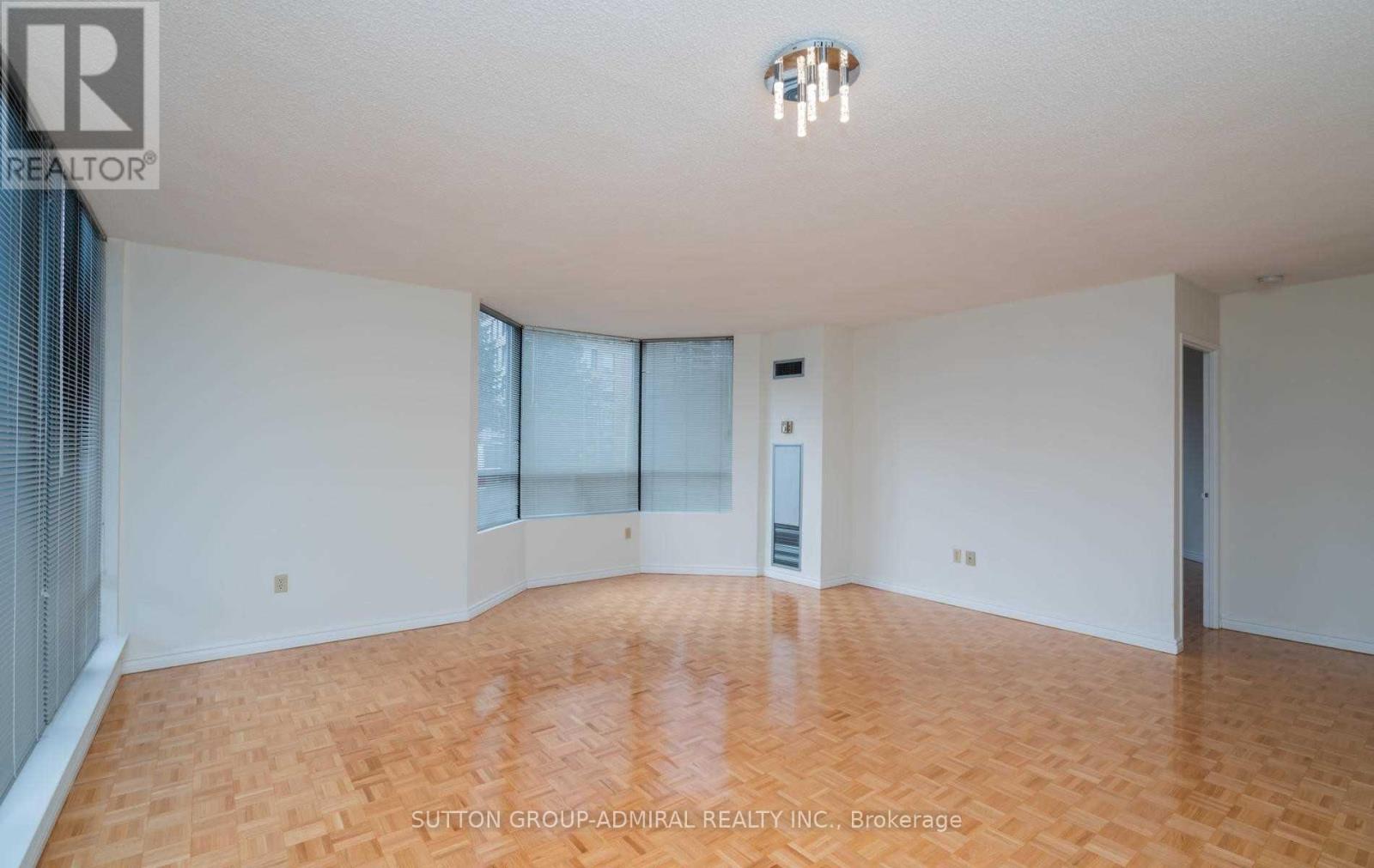 Photo 7 of 102 7460 Bathurst Street, Vaughan ON