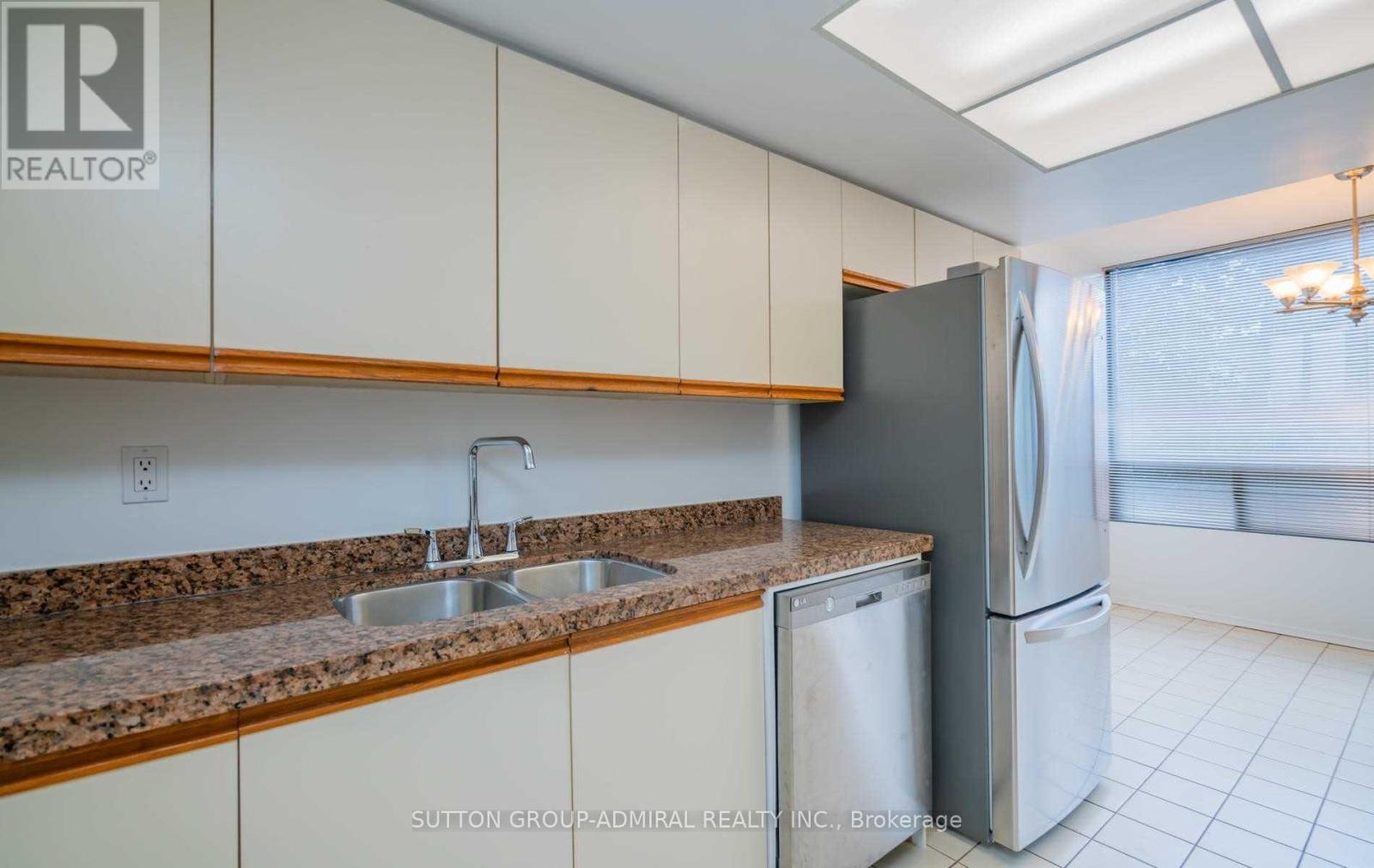 Photo 8 of 102 7460 Bathurst Street, Vaughan ON