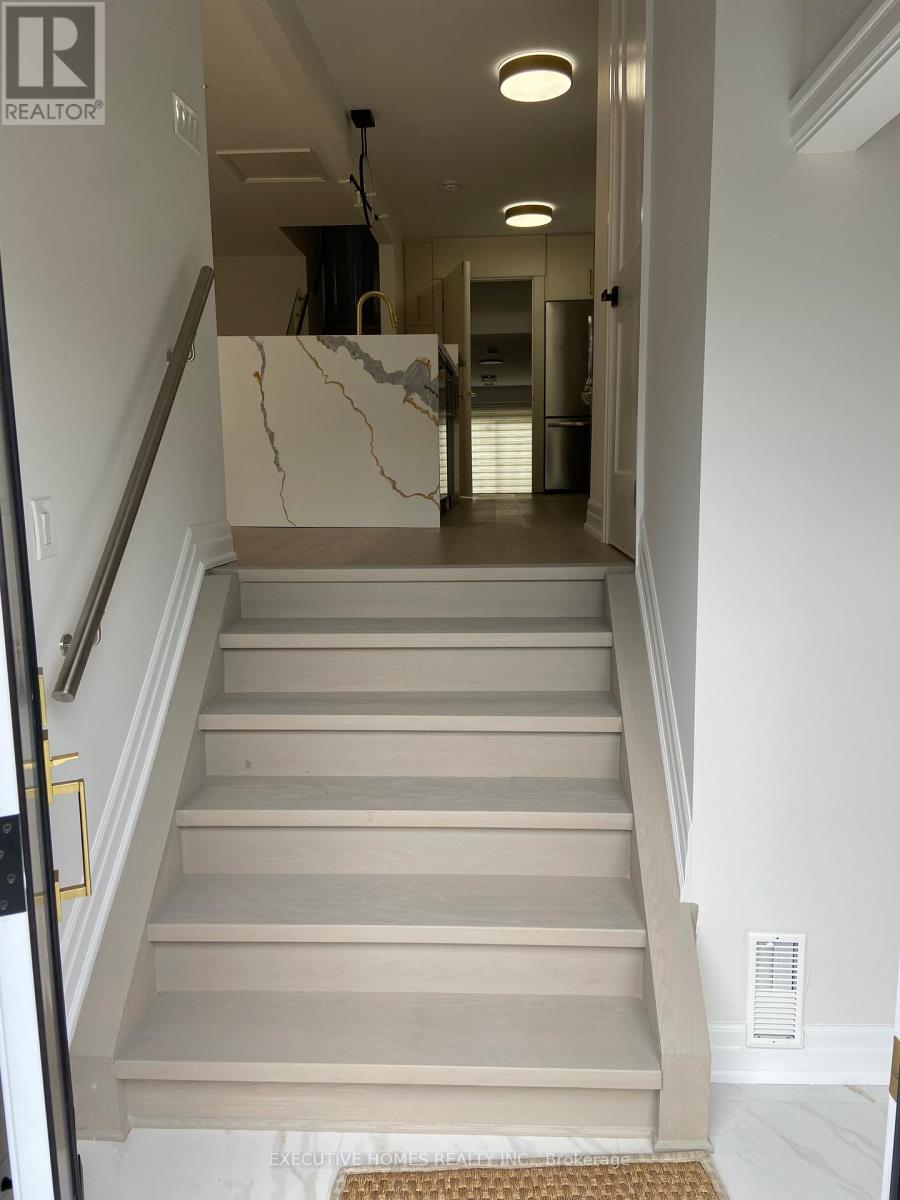 Photo 4 of 2685 Windjammer Road, Mississauga ON