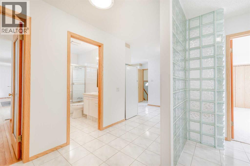 Photo 10 of 620 Oakwood Place Sw, Calgary AB