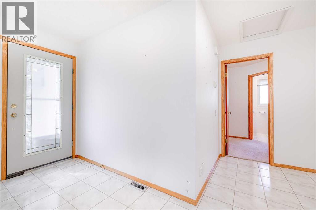 Photo 2 of 620 Oakwood Place Sw, Calgary AB