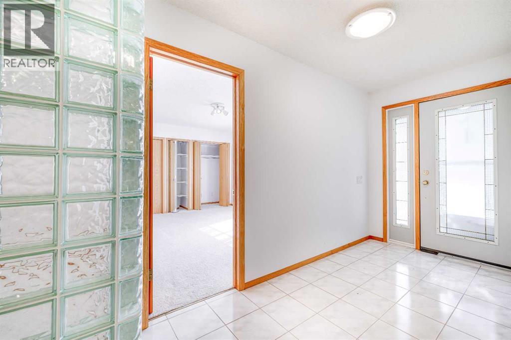 Photo 3 of 620 Oakwood Place Sw, Calgary AB