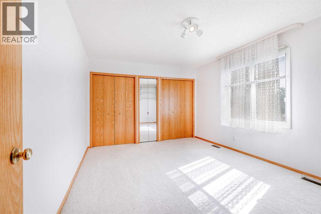 Photo 5 of 620 Oakwood Place Sw, Calgary AB