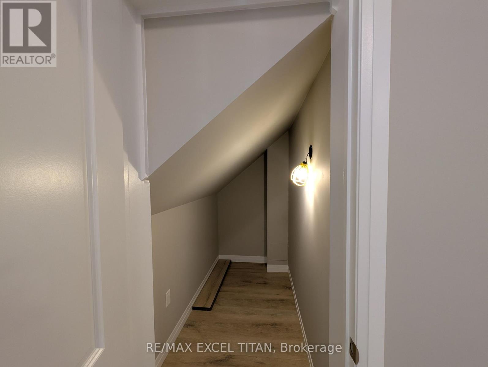 Photo 12 of 74 Thatcher Drive, Guelph ON