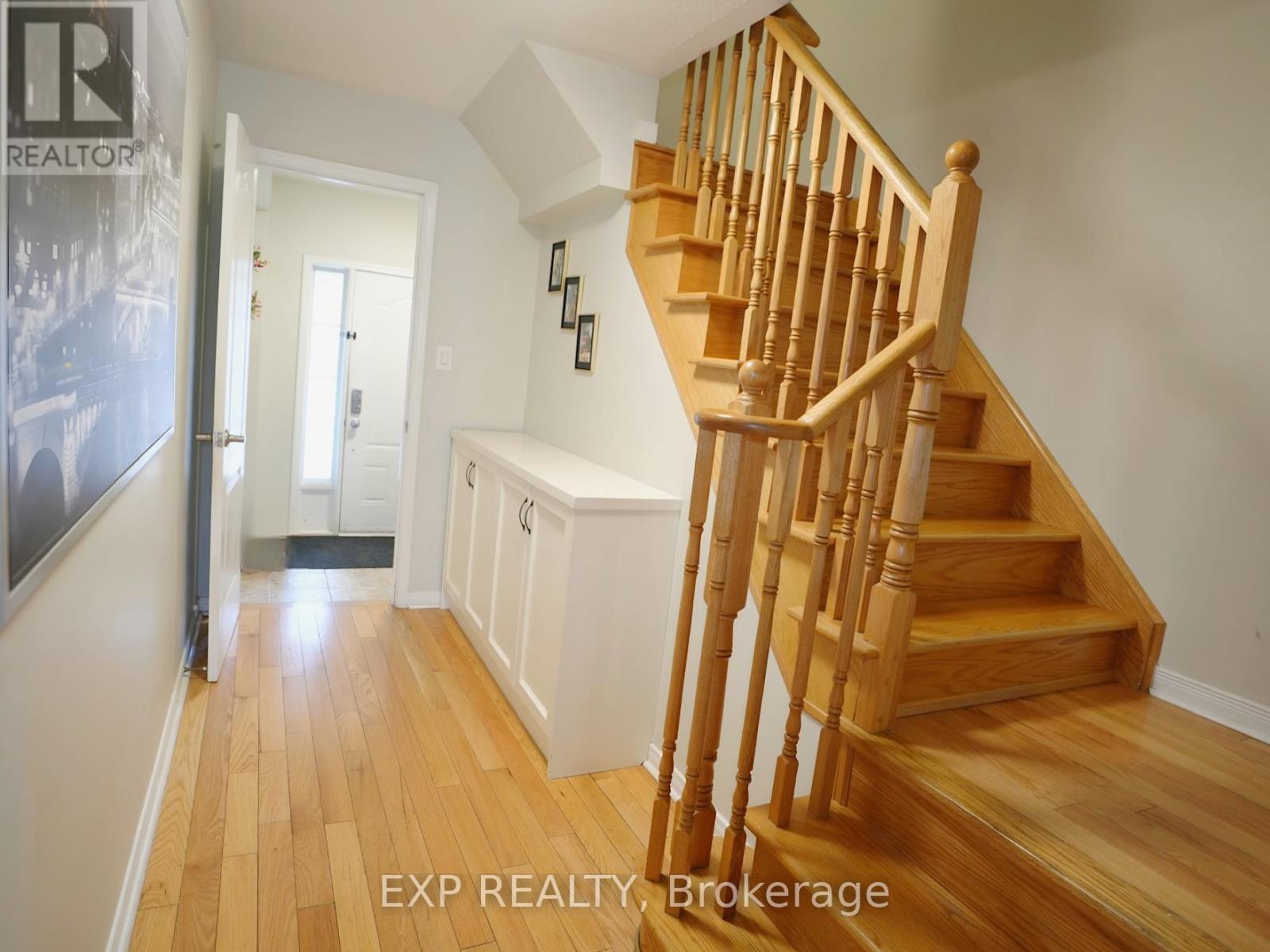 Photo 10 of 16 Coranto Way, Vaughan ON