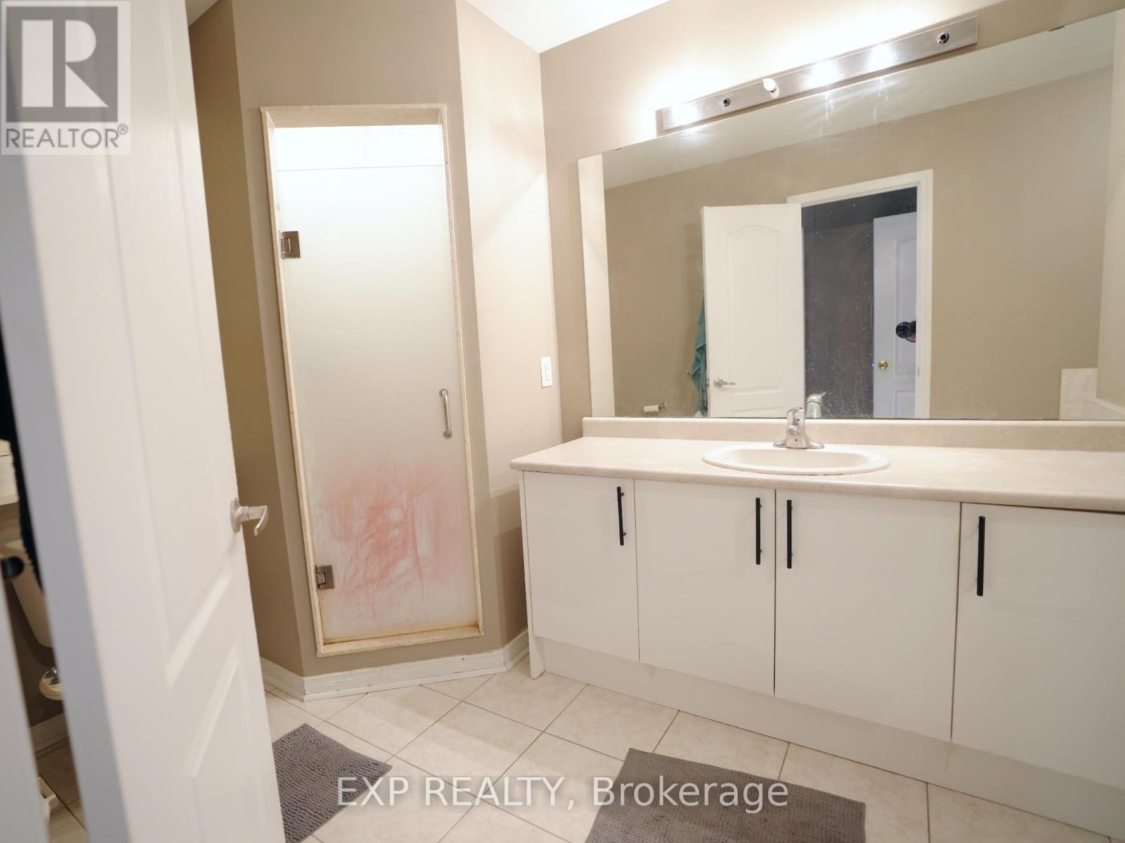 Photo 13 of 16 Coranto Way, Vaughan ON