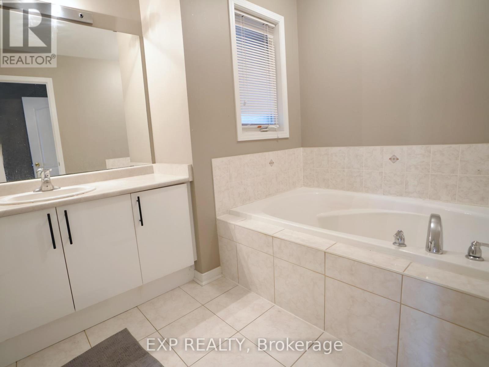 Photo 14 of 16 Coranto Way, Vaughan ON