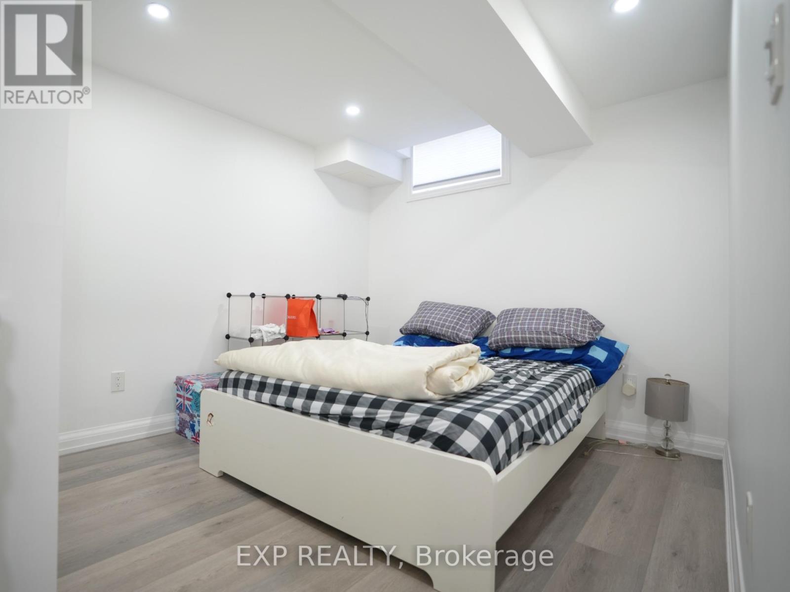 Photo 24 of 16 Coranto Way, Vaughan ON