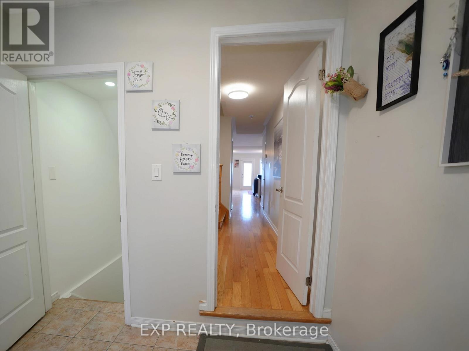 Photo 3 of 16 Coranto Way, Vaughan ON