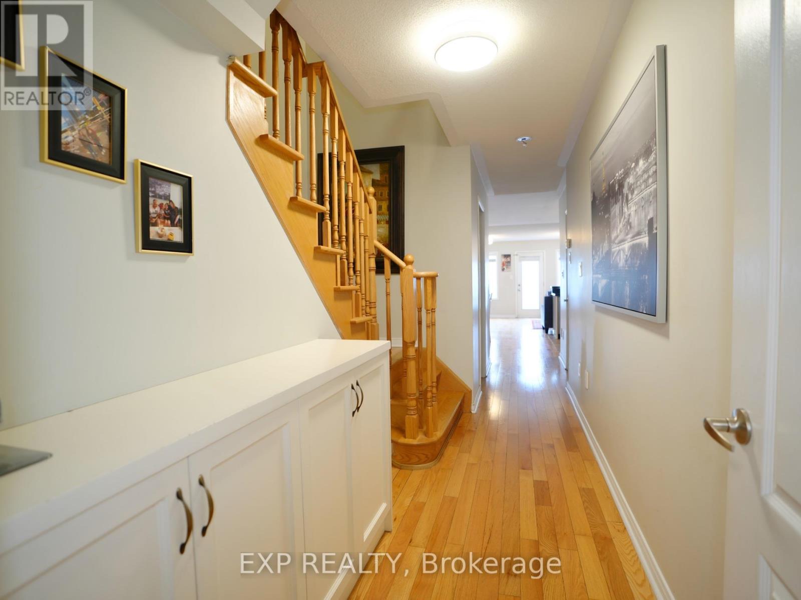 Photo 4 of 16 Coranto Way, Vaughan ON