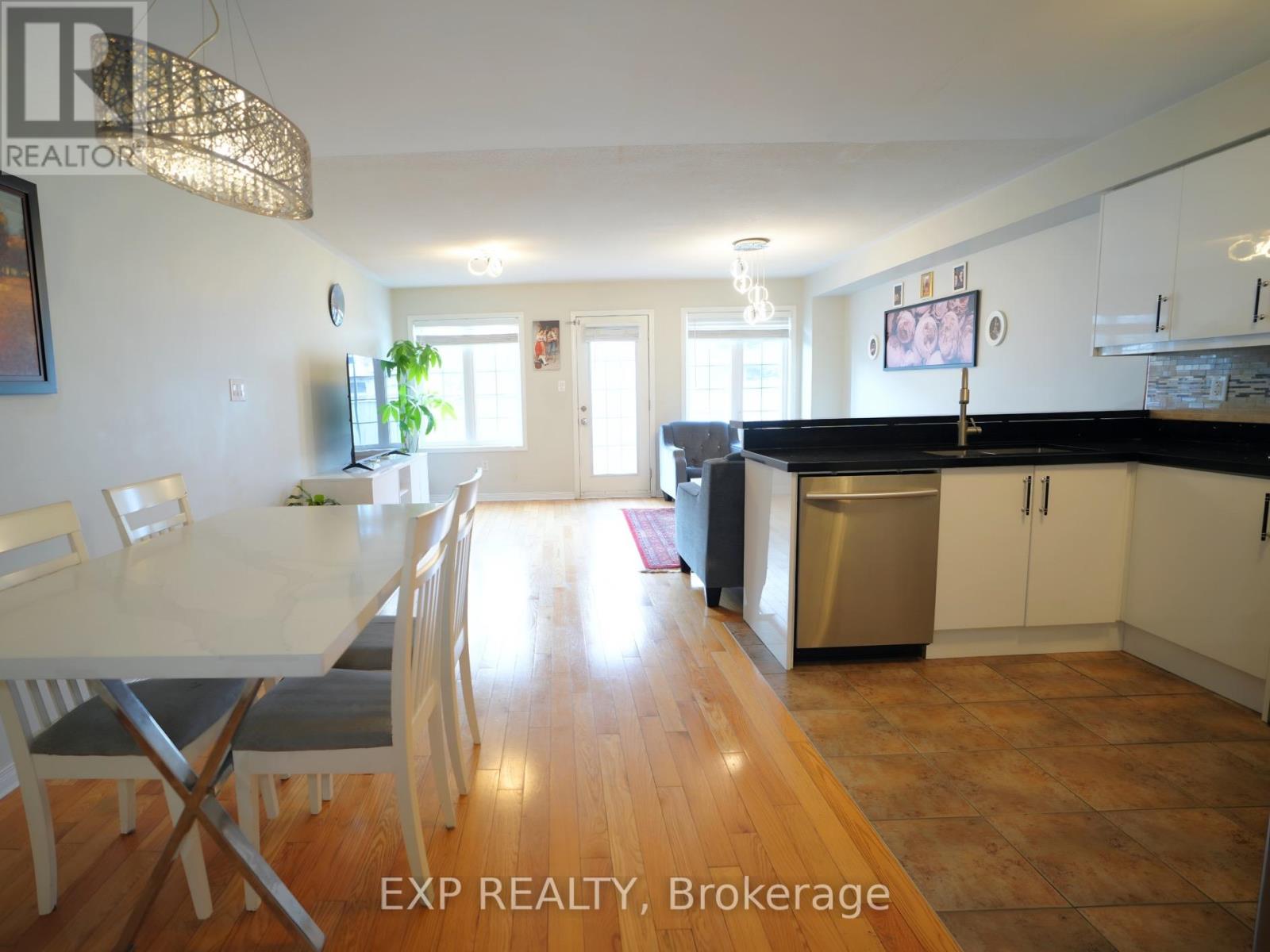 Photo 5 of 16 Coranto Way, Vaughan ON