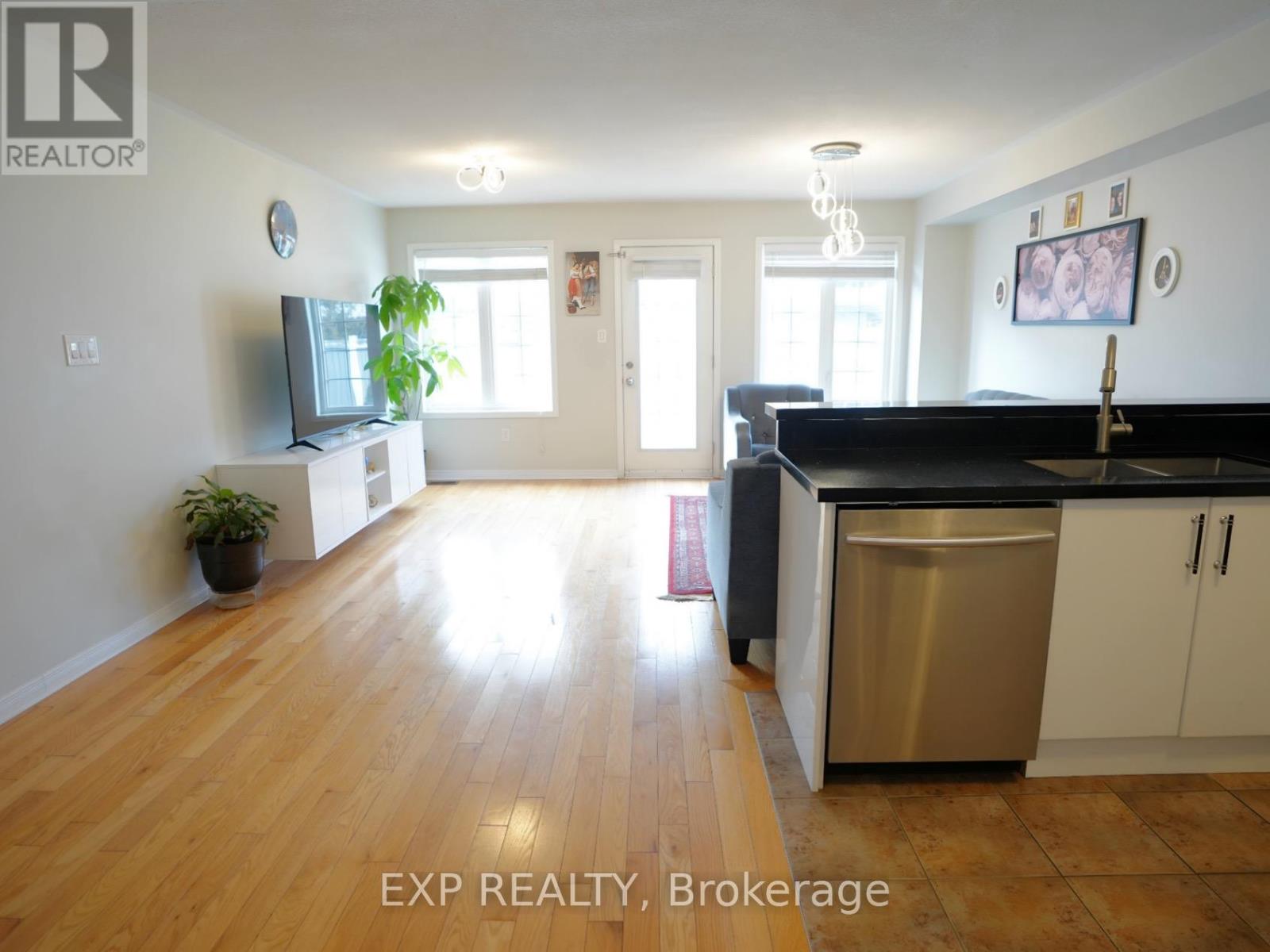 Photo 8 of 16 Coranto Way, Vaughan ON