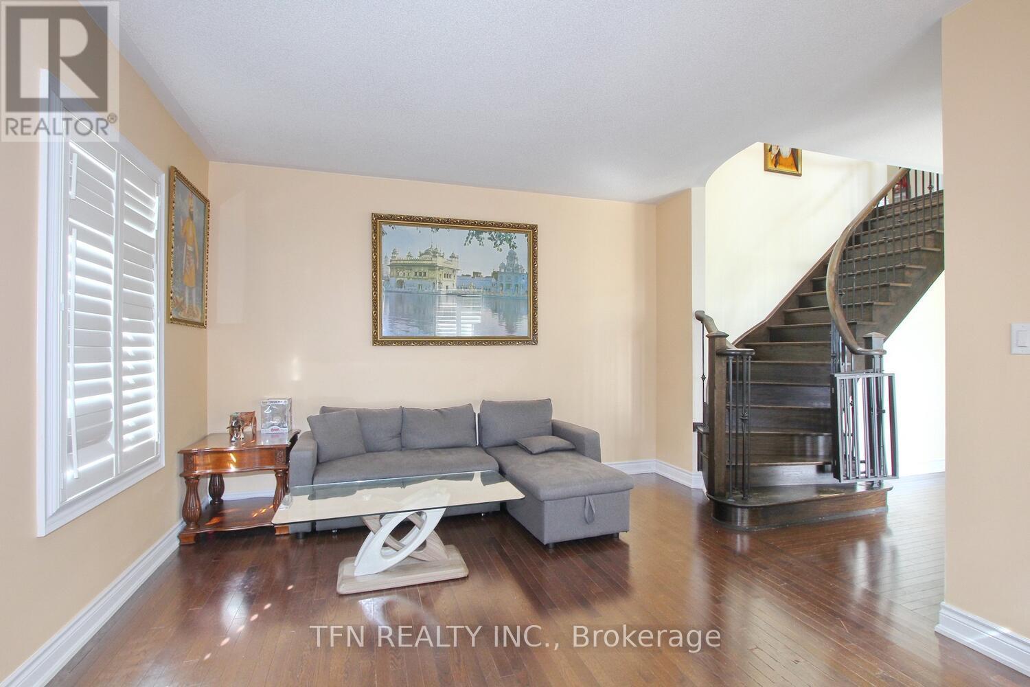 Photo 13 of 1 Beacon Hill Drive, Brampton ON