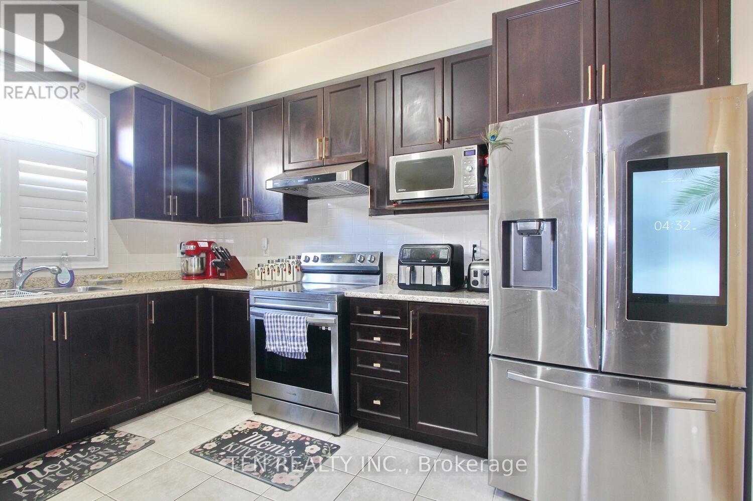 Photo 21 of 1 Beacon Hill Drive, Brampton ON