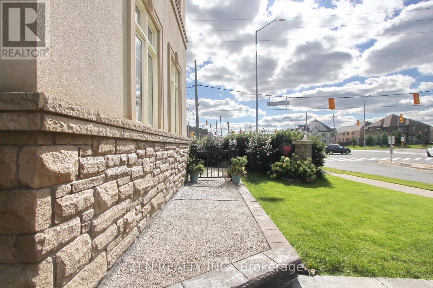 Photo 4 of 1 Beacon Hill Drive, Brampton ON
