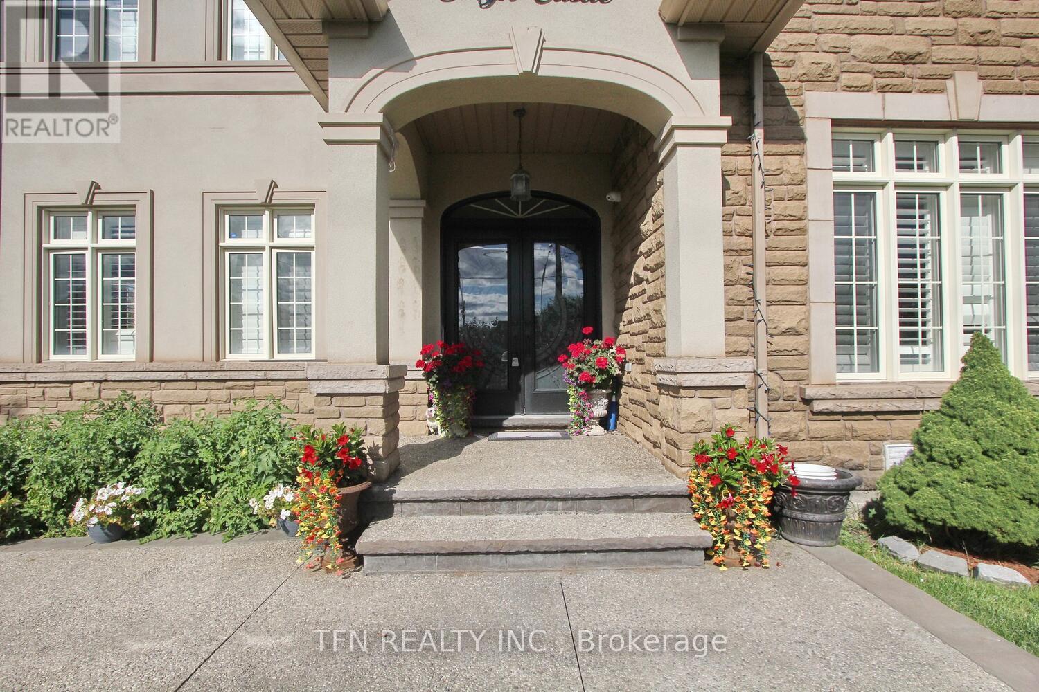 Photo 7 of 1 Beacon Hill Drive, Brampton ON