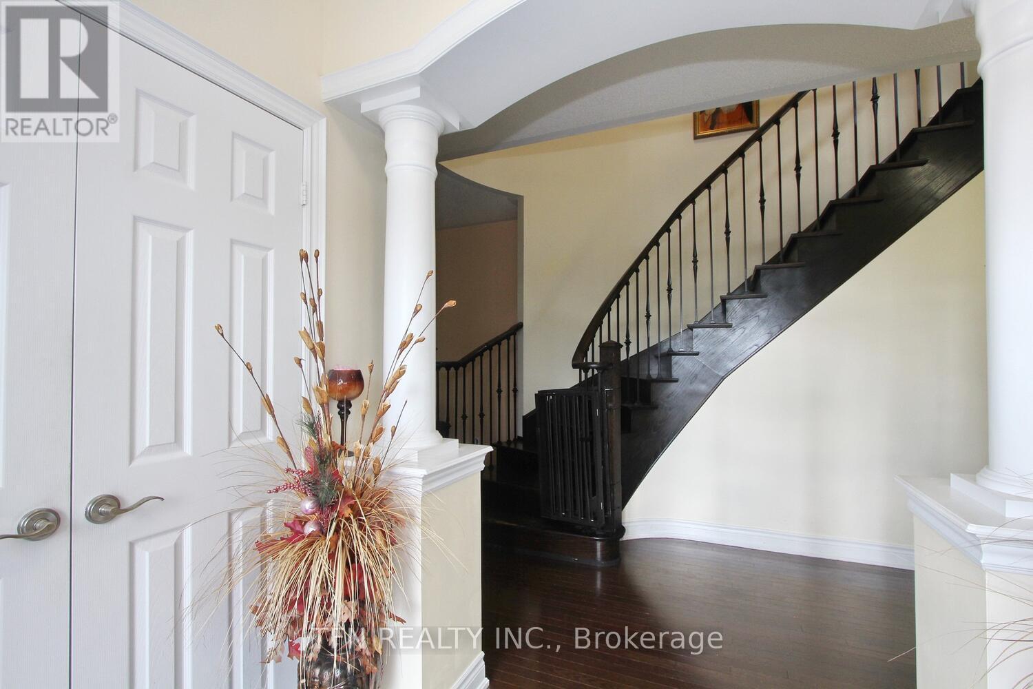 Photo 8 of 1 Beacon Hill Drive, Brampton ON