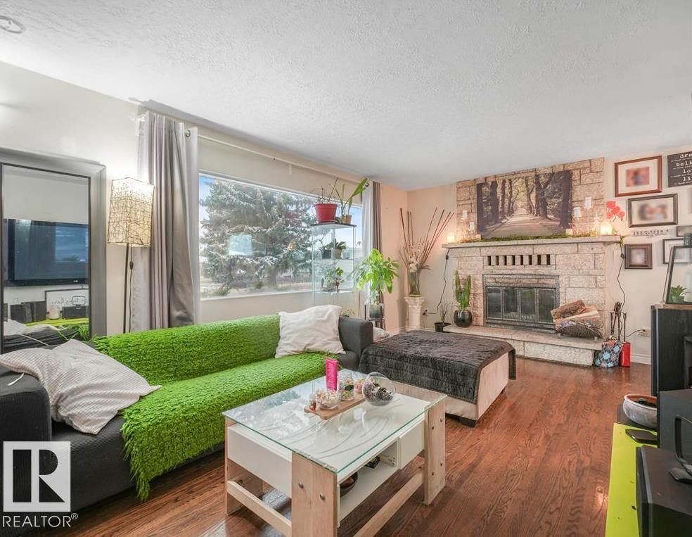 Photo 2 of 9524 129 A Av Nw, Edmonton AB
