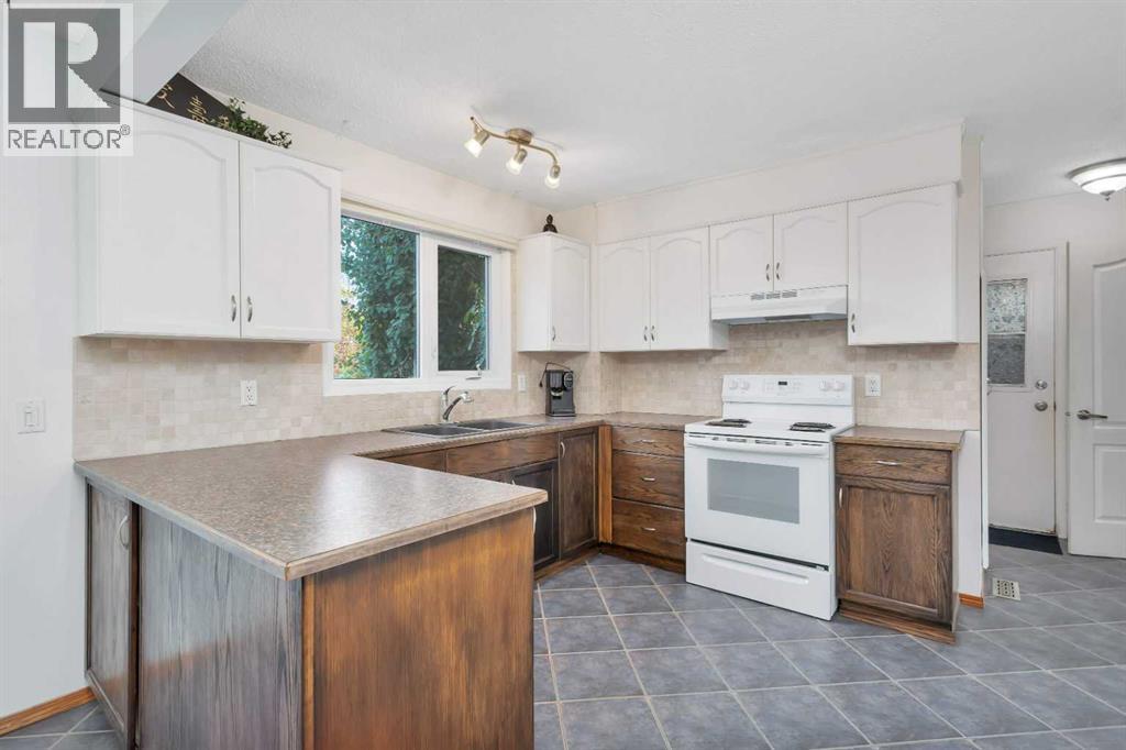Photo 12 of 56 Lakeview Crescent, Sylvan Lake AB