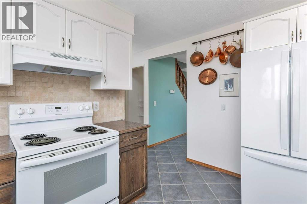 Photo 16 of 56 Lakeview Crescent, Sylvan Lake AB