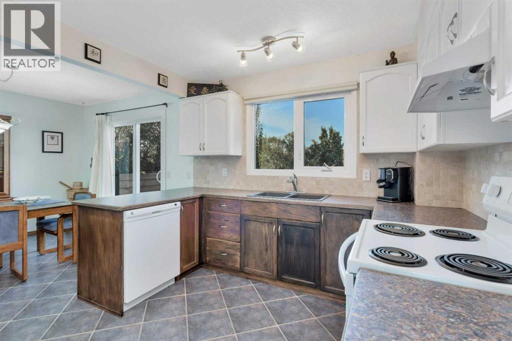 Photo 14 of 56 Lakeview Crescent, Sylvan Lake AB