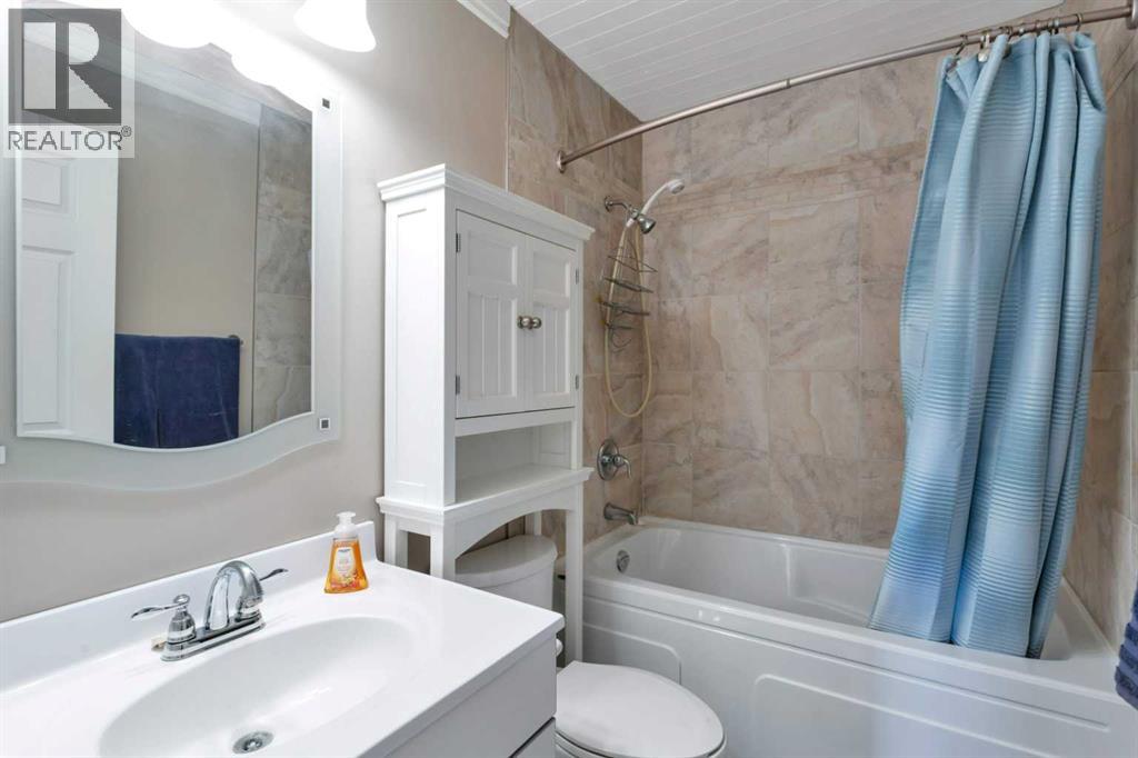 Photo 23 of 56 Lakeview Crescent, Sylvan Lake AB