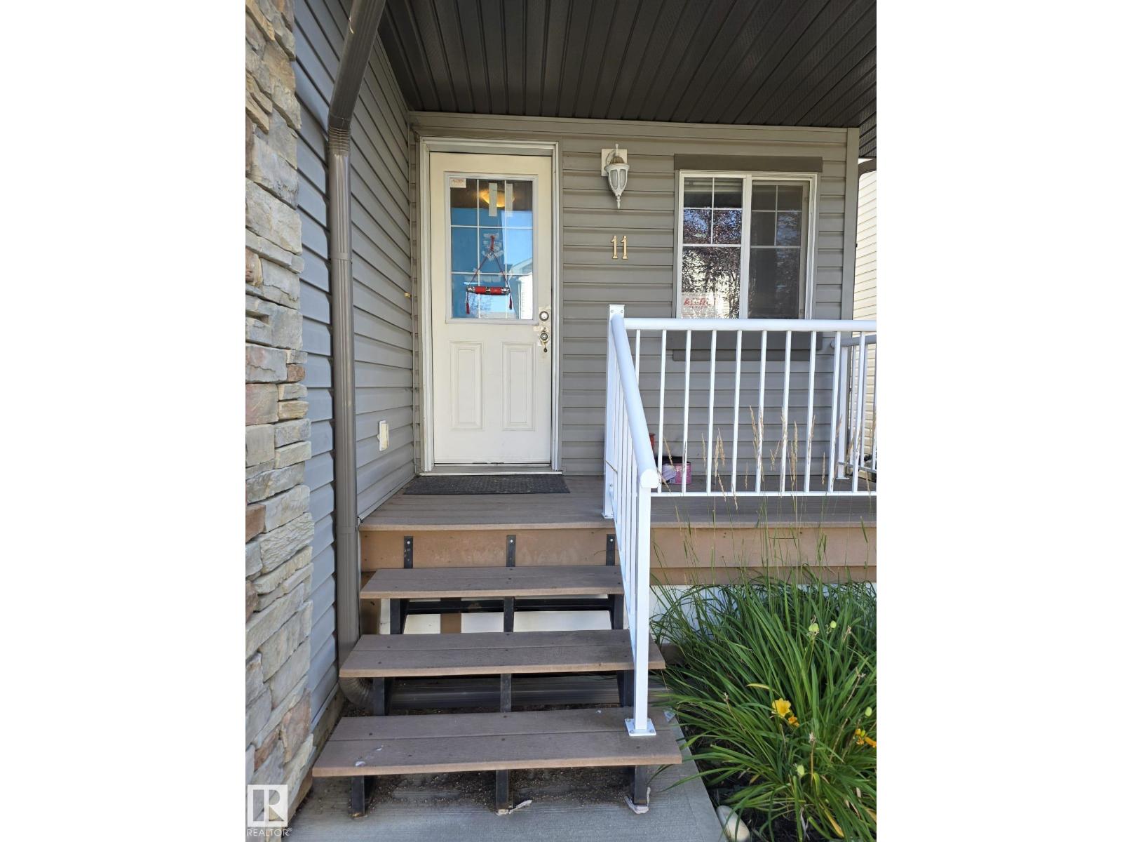 Photo 3 of 11 6304 Sandin Wy Nw, Edmonton AB