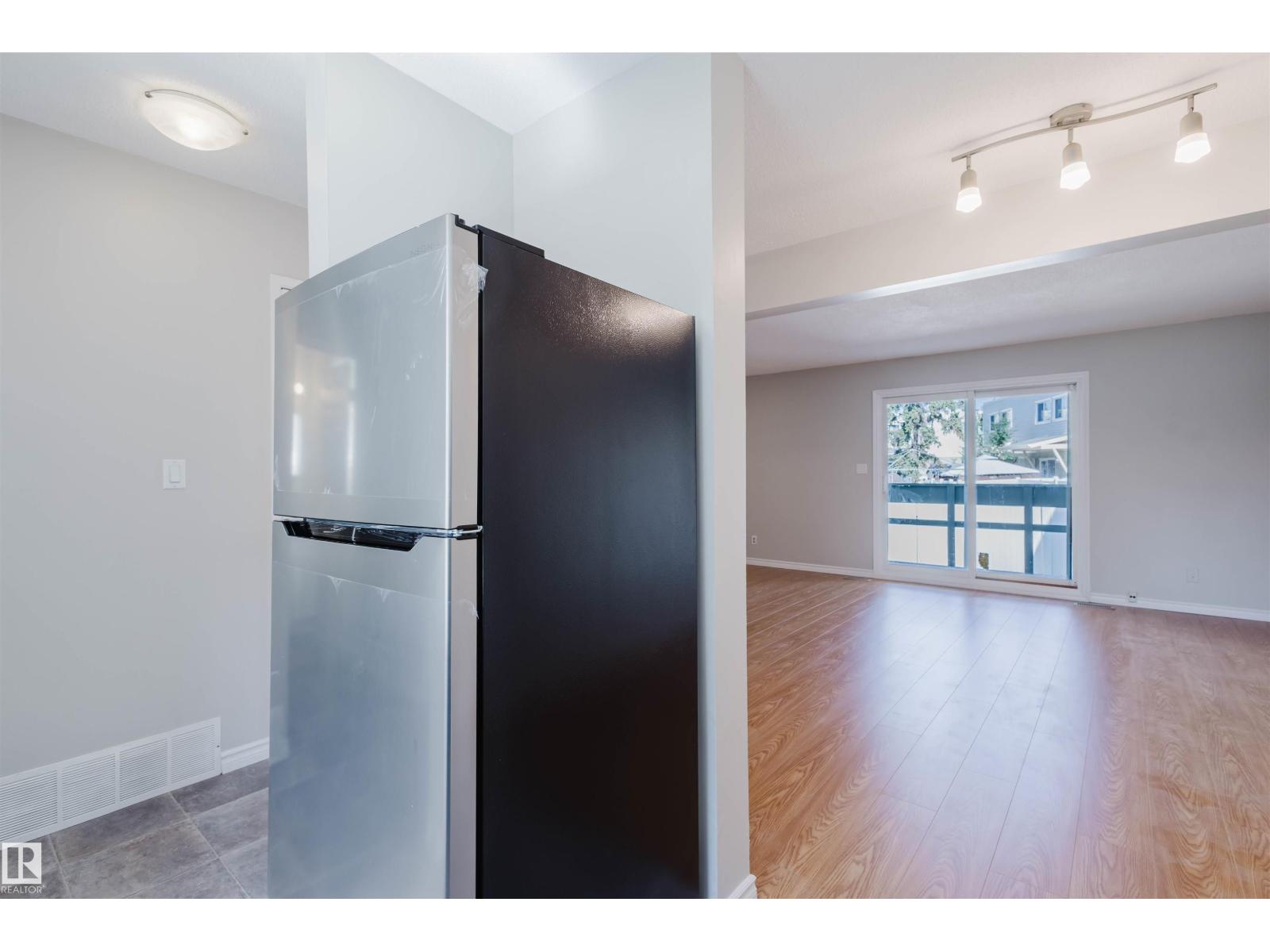 Photo 10 of 18160 81 Av Nw, Edmonton AB