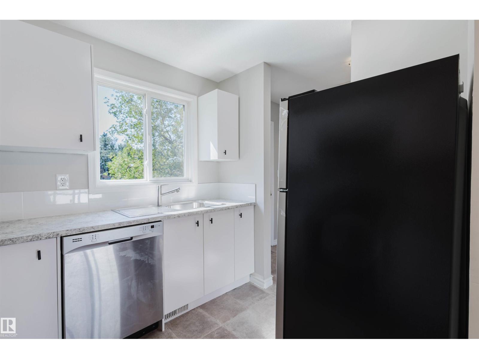 Photo 12 of 18160 81 Av Nw, Edmonton AB