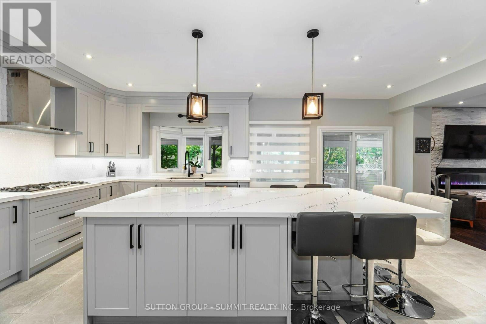Photo 3 of 4508 Credit Pointe Drive, Mississauga ON