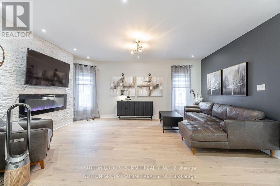 Photo 8 of 4508 Credit Pointe Drive, Mississauga ON