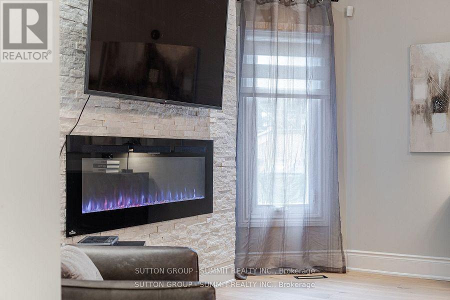 Photo 9 of 4508 Credit Pointe Drive, Mississauga ON
