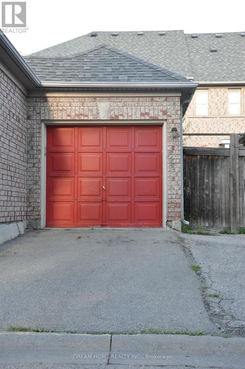 Photo 13 of 46 Baffin Court, Richmond Hill ON