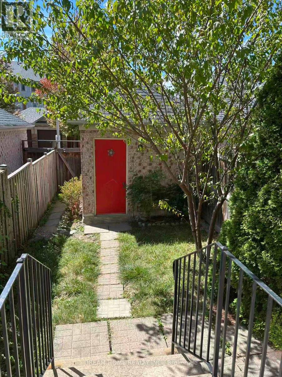 Photo 12 of 46 Baffin Court, Richmond Hill ON