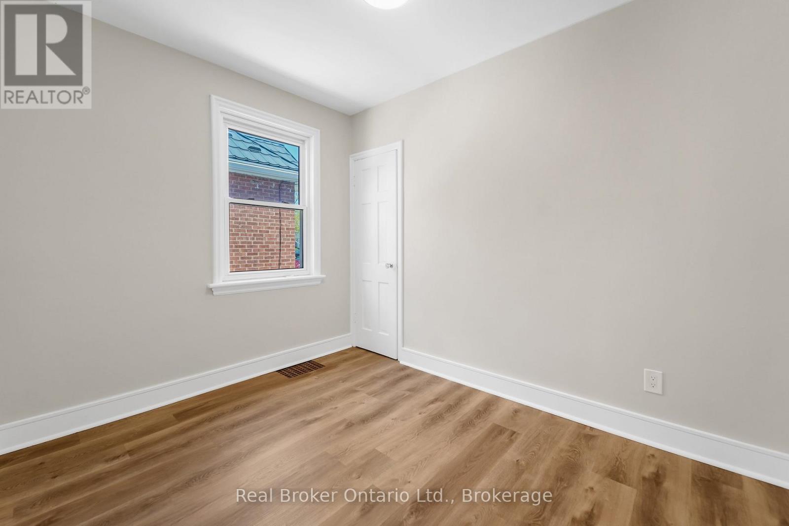 Photo 18 of Upper 223 Bond Street N, Hamilton ON