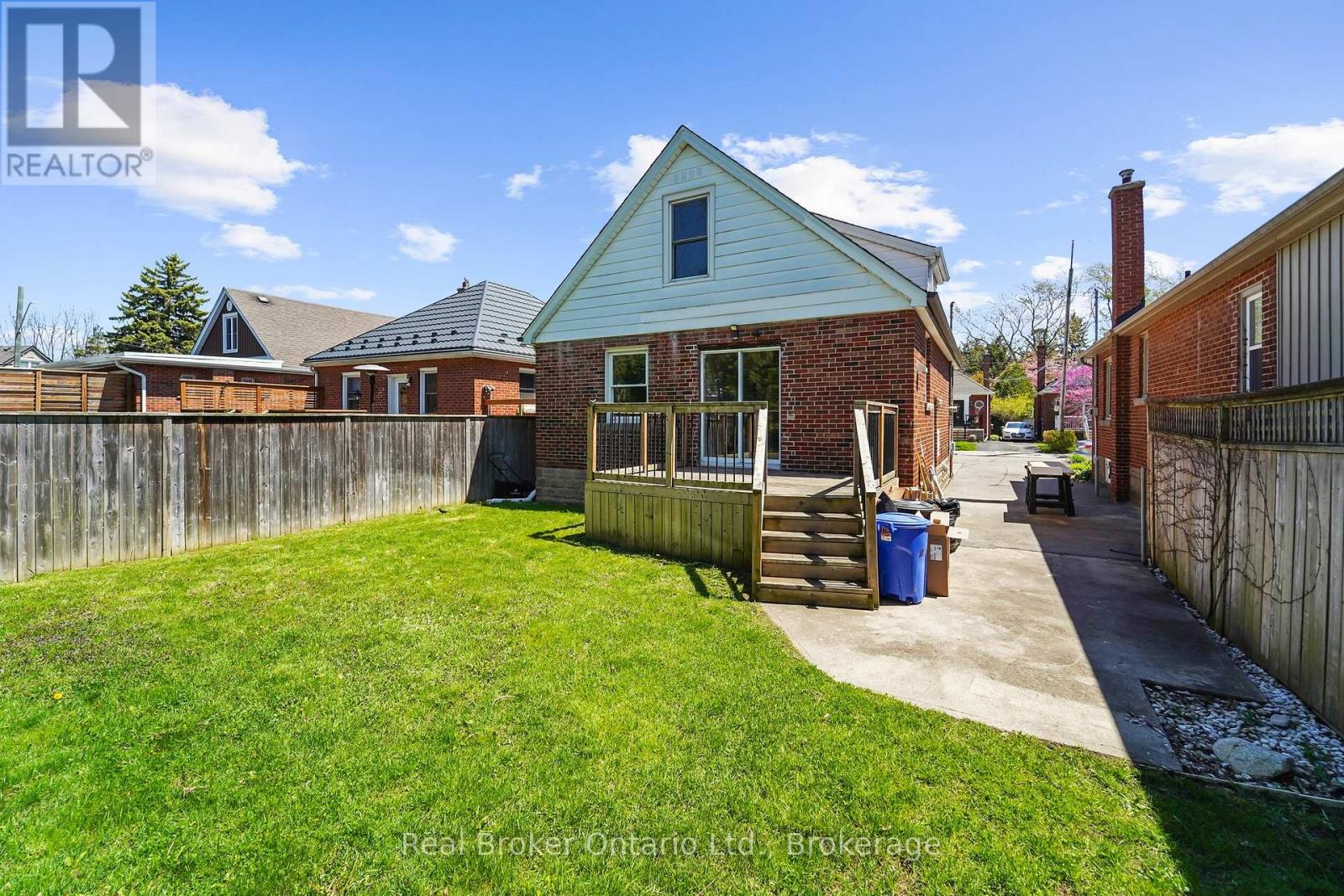 Photo 28 of Upper 223 Bond Street N, Hamilton ON