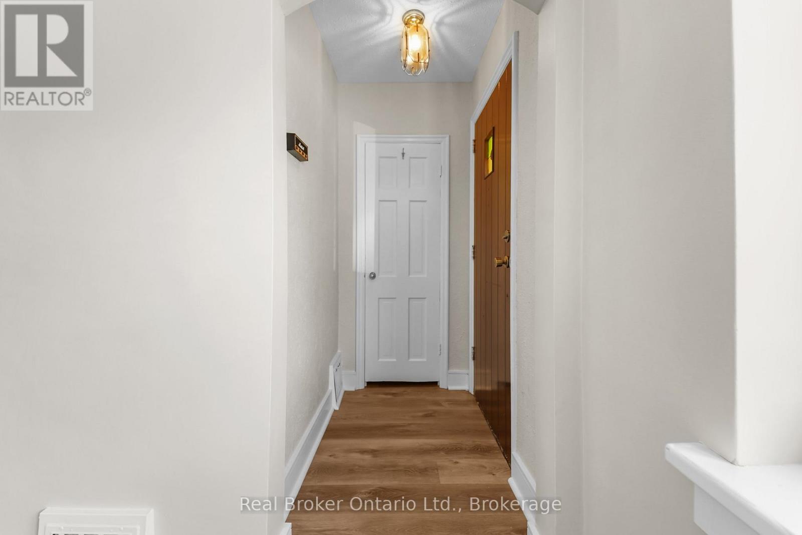 Photo 6 of Upper 223 Bond Street N, Hamilton ON