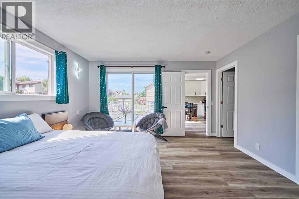 Single Family House Bi-level for Sale in  BERKLEY Drive NW Beddington Heights Calgary 