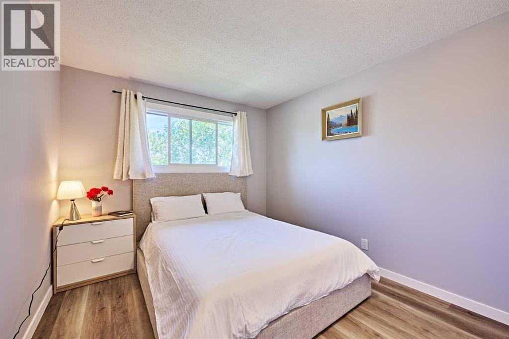 Single Family House Bi-level for Sale in  BERKLEY Drive NW Beddington Heights Calgary 