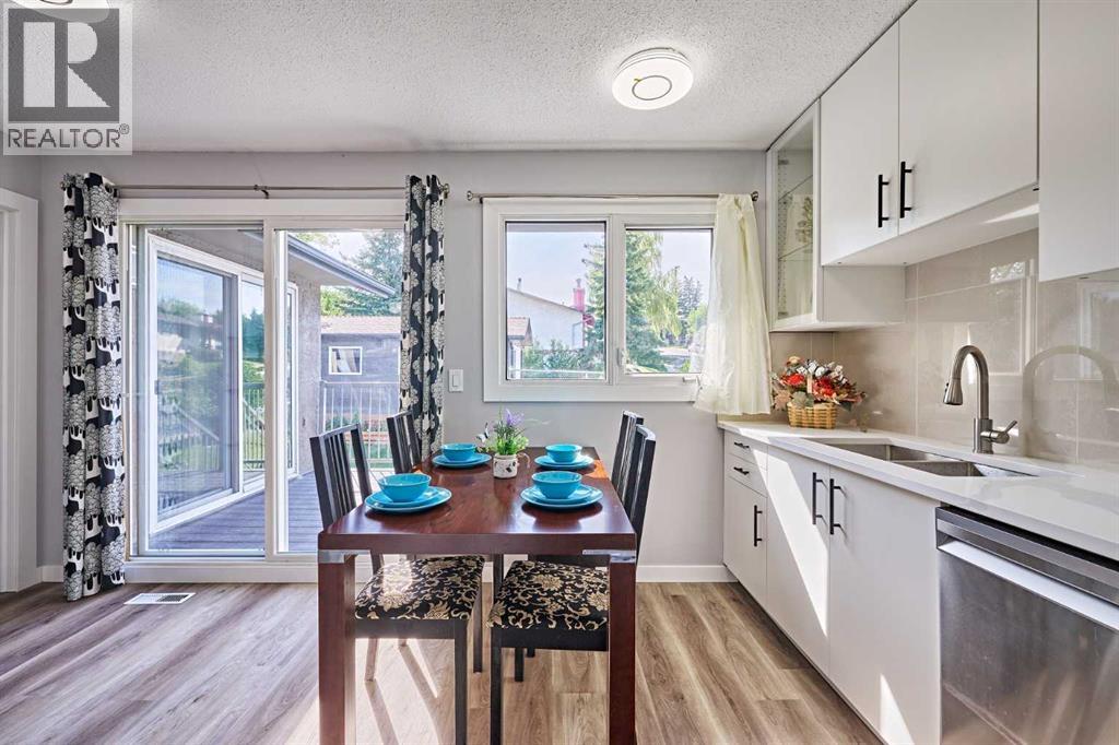 Single Family House Bi-level for Sale in  BERKLEY Drive NW Beddington Heights Calgary 