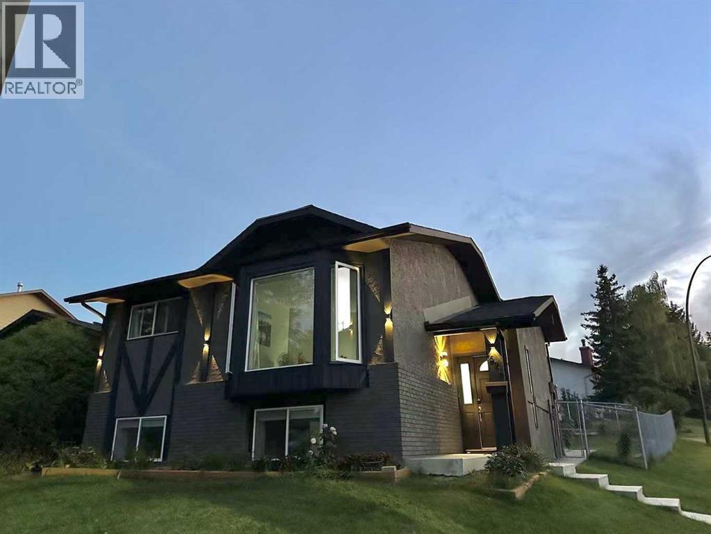 Single Family House Bi-level for Sale in  BERKLEY Drive NW Beddington Heights Calgary 