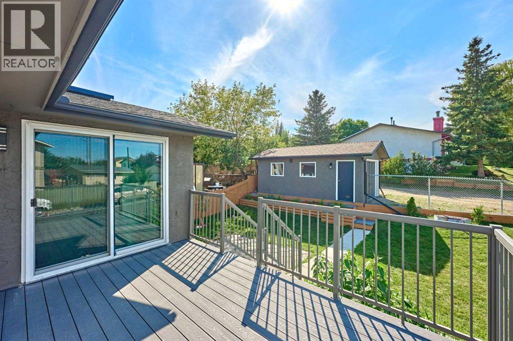 Single Family House Bi-level for Sale in  BERKLEY Drive NW Beddington Heights Calgary 