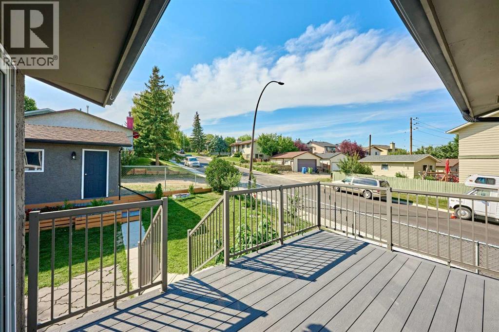 Single Family House Bi-level for Sale in  BERKLEY Drive NW Beddington Heights Calgary 
